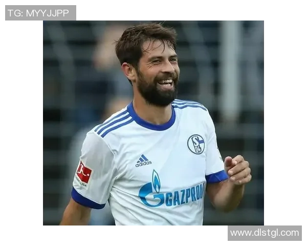 足球明星后卫科尔的职业生涯与成就解析